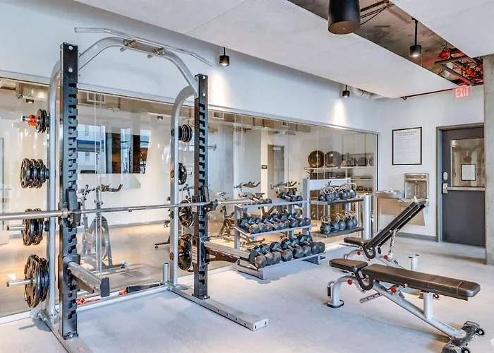 Boulevard Highrise Sky Pool Gym & Parking Appartement