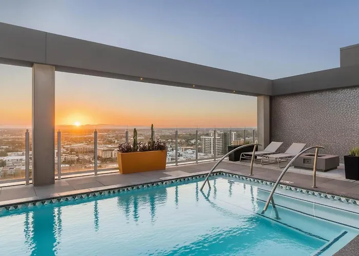 Boulevard Highrise Sky Pool Gym & Parking Appartement *